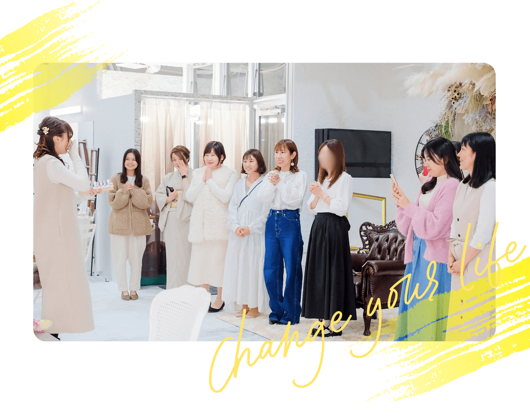 複数の女性が笑顔で笑い合っている写真