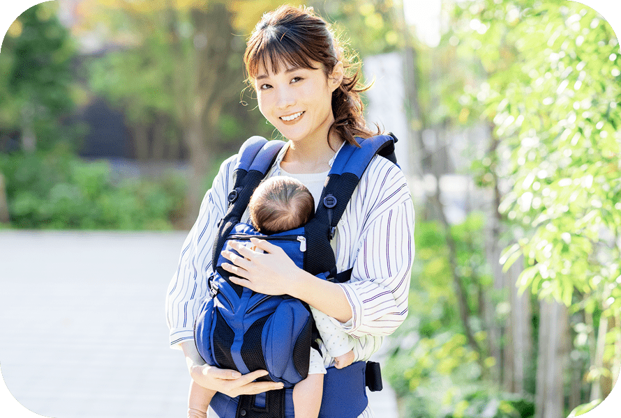 女性が赤ちゃんを抱いている写真